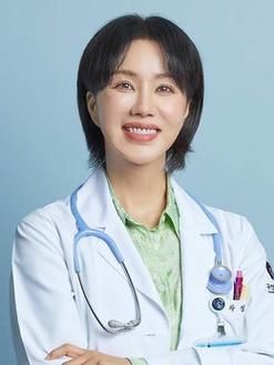 韩国实力派演员严正花：演技与魅力并存的时代偶像