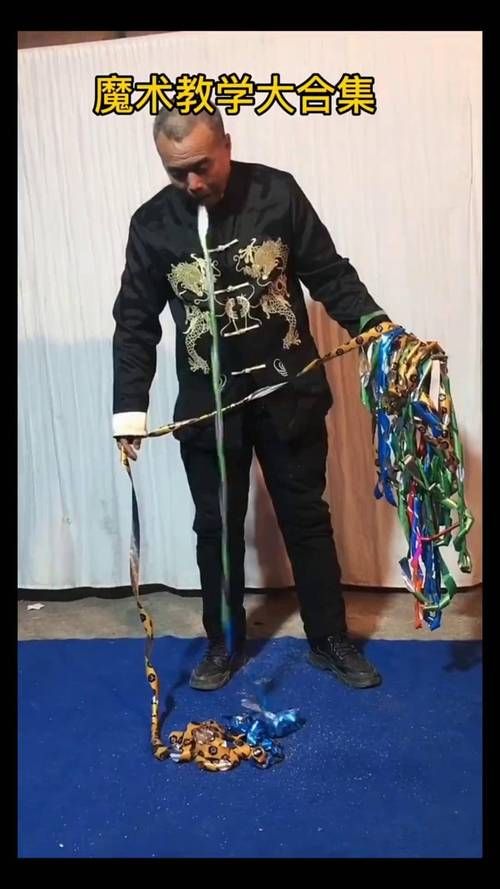 35岁魔术师最新街头魔术 路人围观惊叹不已