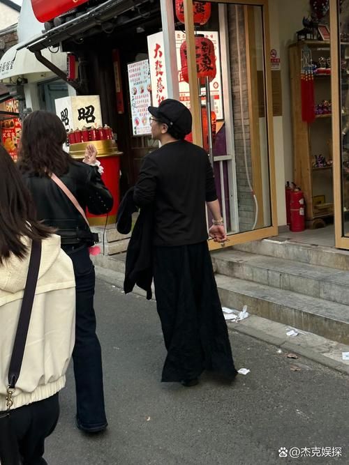 35岁魔术师最新街头魔术 路人围观惊叹不已