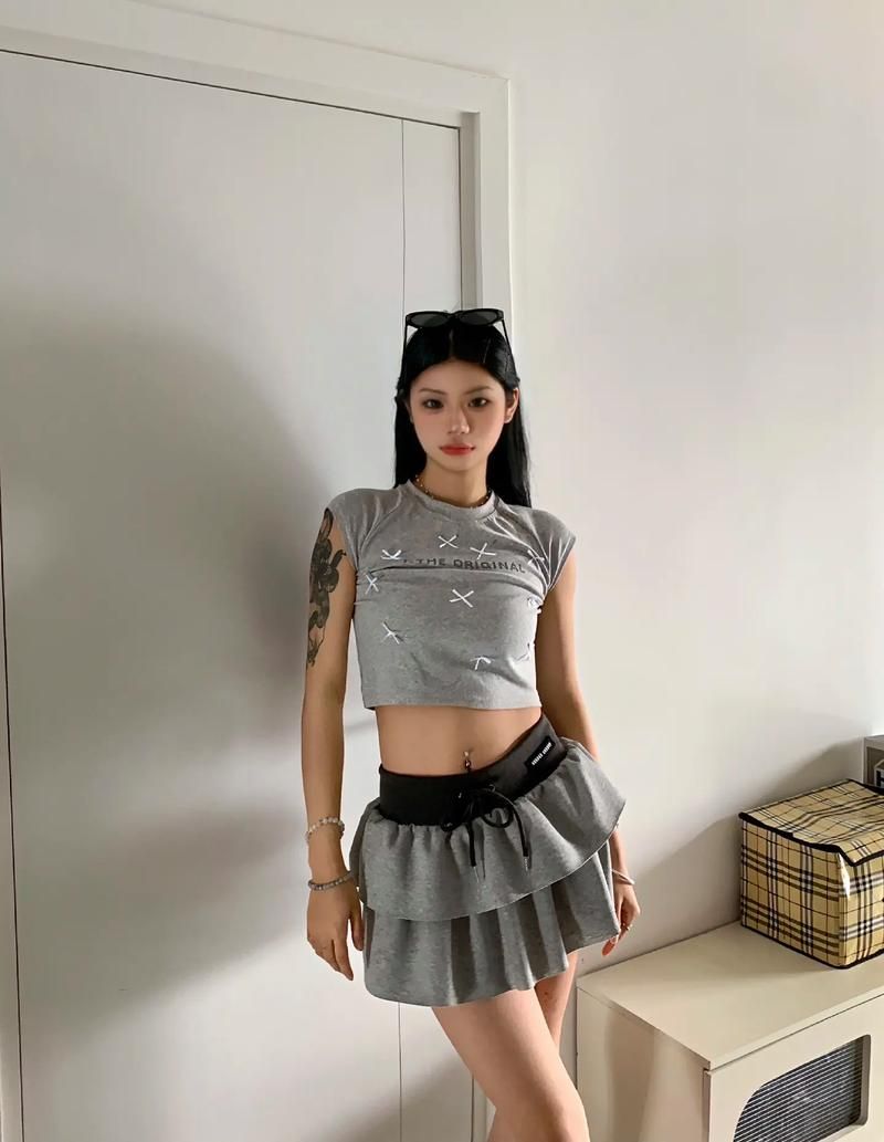 Flirty-妩媚官方网站教你轻松掌握性感穿搭秘诀