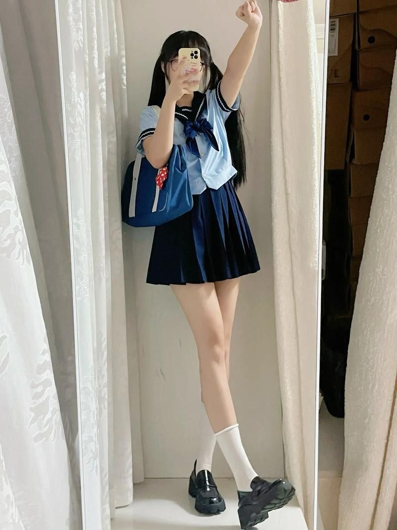 制服最新版本这么穿才好看 热辣可爱风轻松get