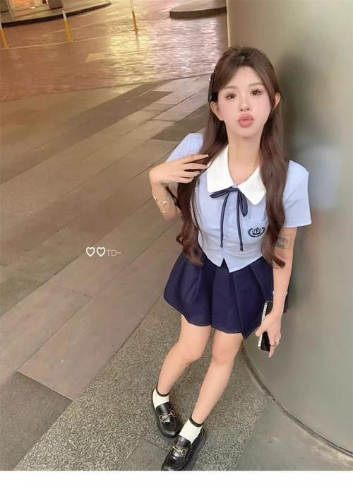 制服最新版本这么穿才好看 热辣可爱风轻松get