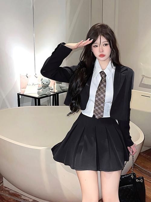 制服最新趋势大揭秘 热辣可爱风穿搭必备单品