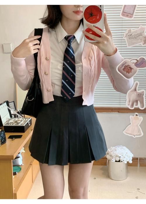 制服最新趋势大揭秘 热辣可爱风穿搭必备单品