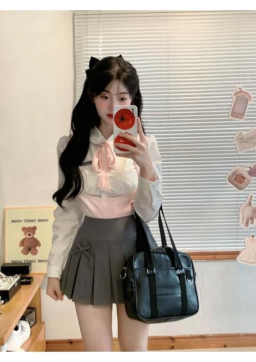 制服最新趋势大揭秘 热辣可爱风穿搭必备单品