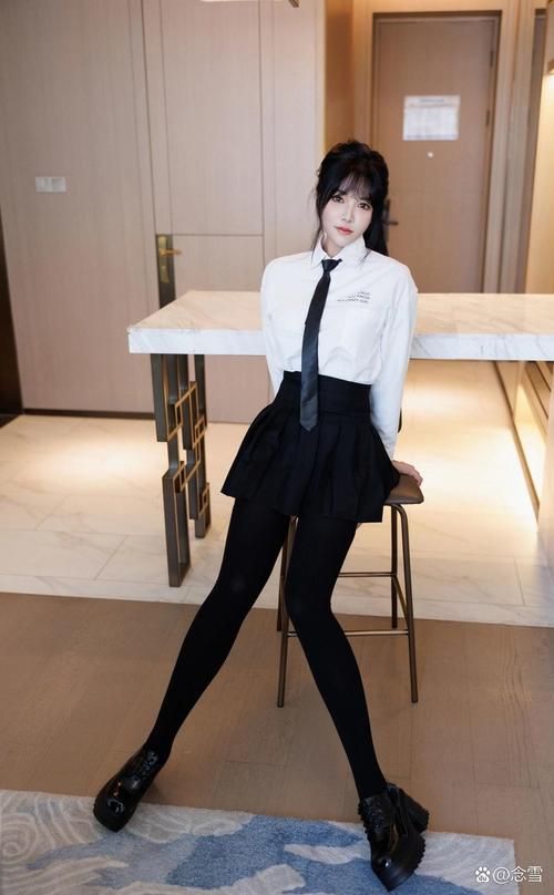 制服最新趋势大揭秘 热辣可爱风穿搭必备单品