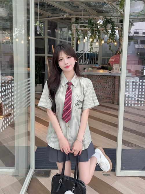 制服最新趋势大揭秘 热辣可爱风穿搭必备单品