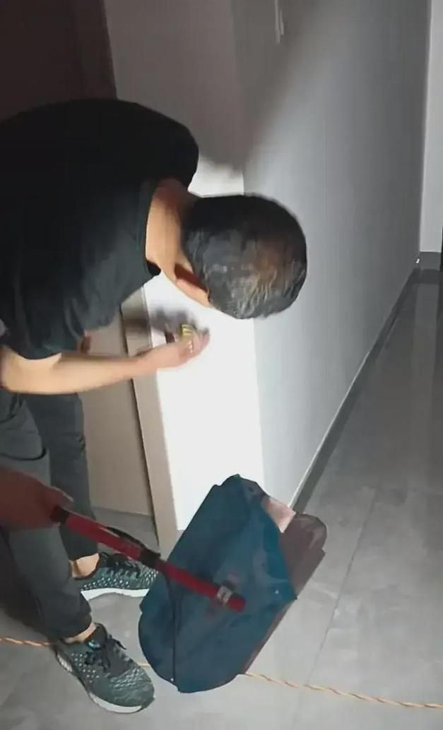 变态房东遇到主播女孩更新地址后发生了什么离奇事件