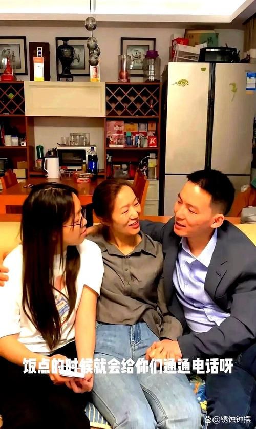 后妈和妹妹最新关系曝光家庭生活引热议
