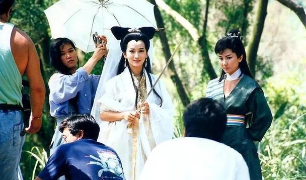 圣妓女艾蜜莉最新采访透露幕后拍摄花絮