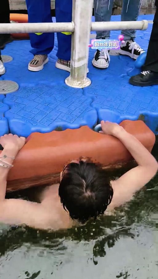 在乡下的公共澡堂玩杨过游戏有哪些乐趣