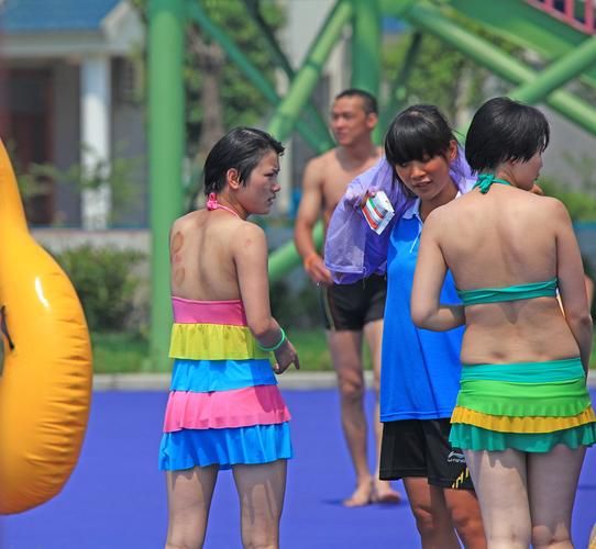 在乡下的公共澡堂玩杨过游戏有哪些乐趣