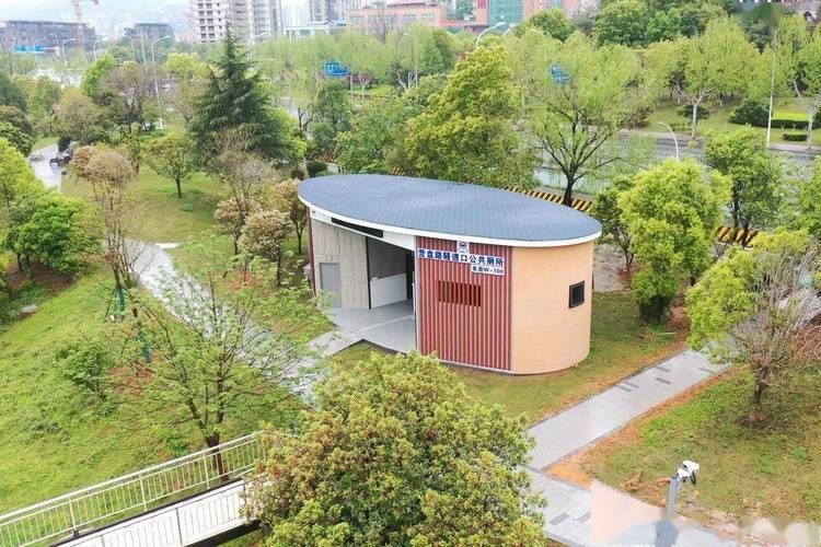 夏日小公园的厕所官方网站设施介绍与清洁标准