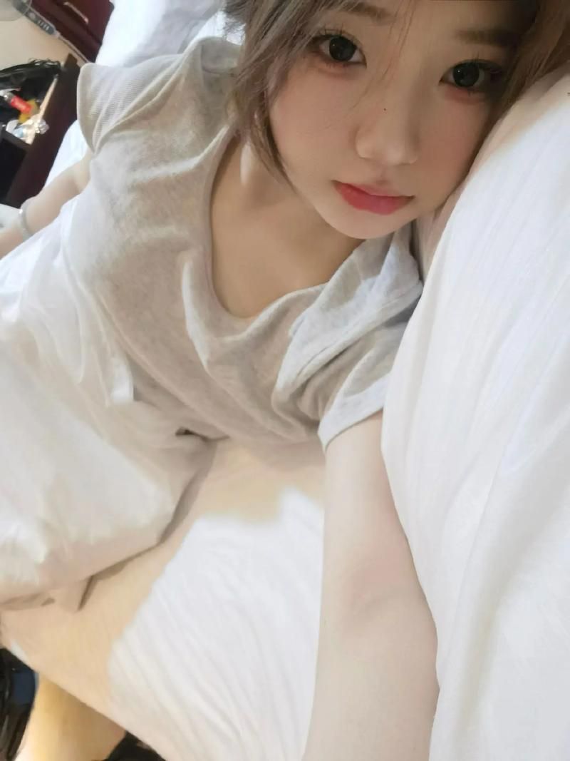 女大学生沉迷最新版本手机应用昼夜不离手