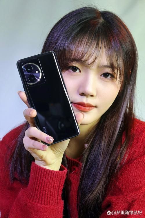 女大学生沉迷最新版本手机应用昼夜不离手