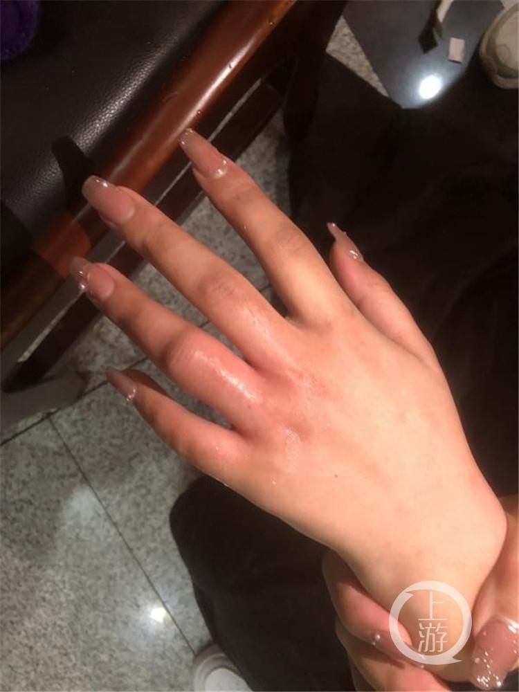 女大学生沉迷最新版本手机应用昼夜不离手