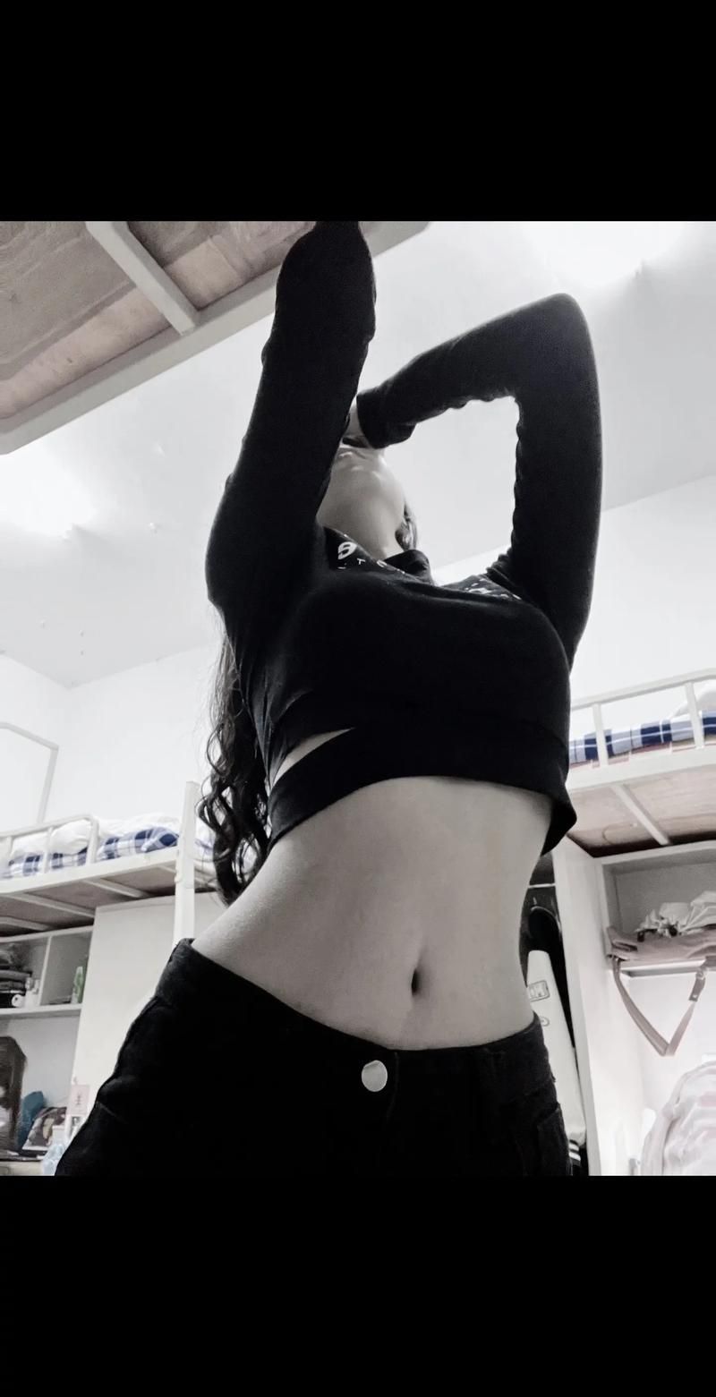 女大学生沉迷最新版本手机应用昼夜不离手