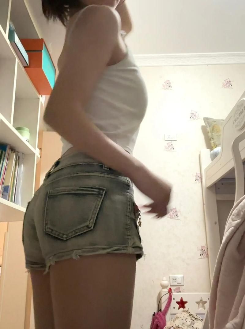 女大学生沉迷最新版本手机应用昼夜不离手
