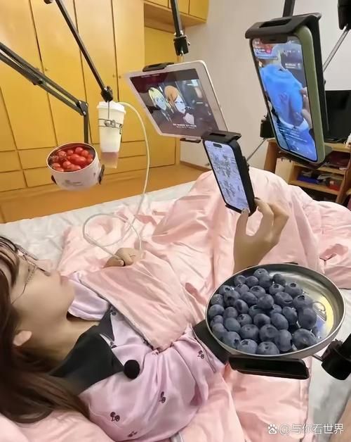 女大学生沉迷最新版本手机应用昼夜不离手