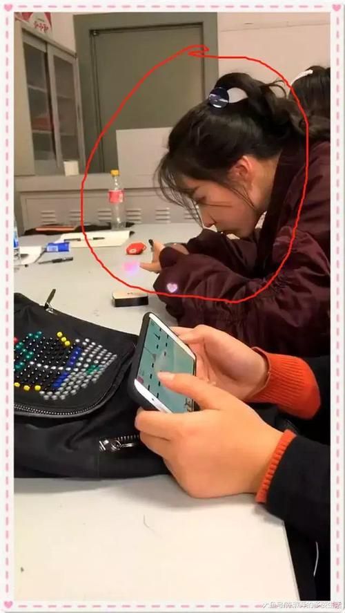 女大学生沉迷最新版本手机应用昼夜不离手