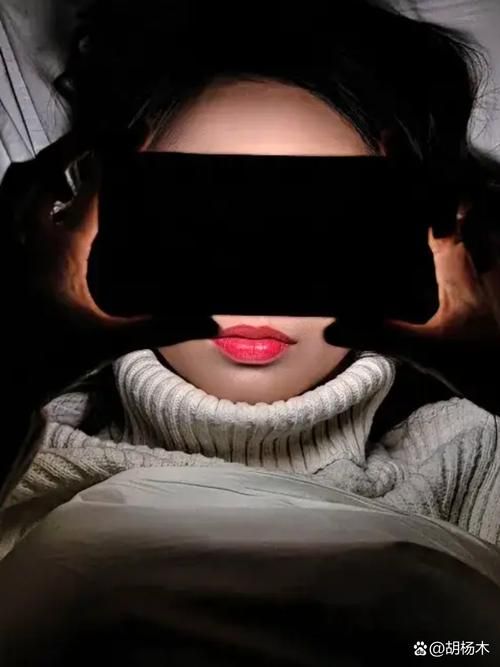 女大学生沉迷最新版本手机应用昼夜不离手