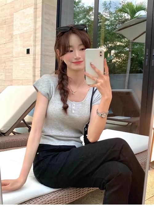 女大学生沉迷最新版本手机应用昼夜不离手