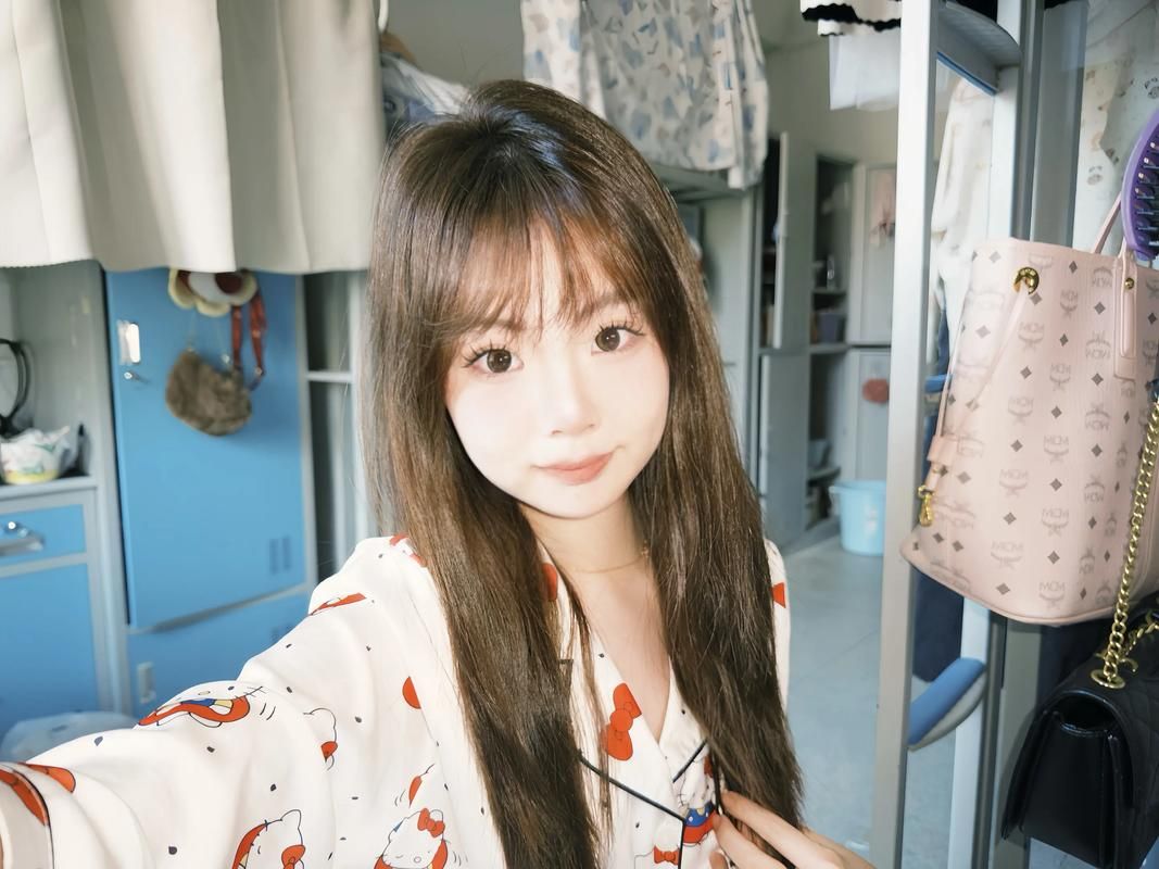 女大学生沉迷最新短视频平台每天刷到凌晨三点