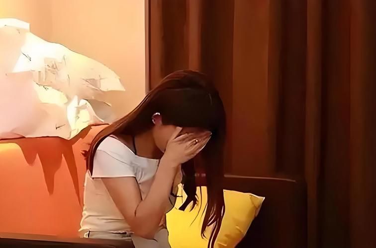 女大学生沉迷最新短视频平台每天刷到凌晨三点