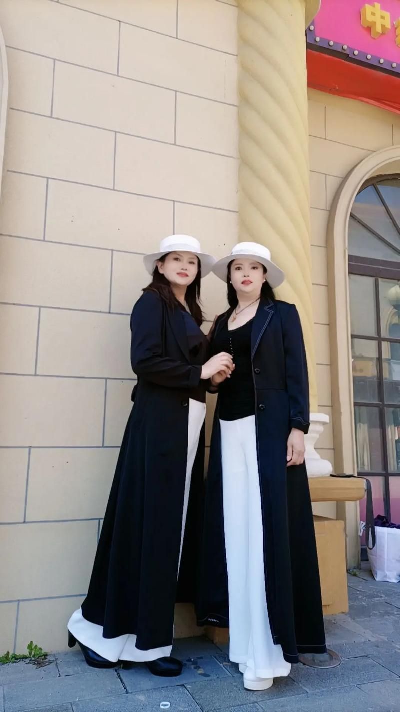 姐妹花最新穿搭分享 轻松get同款时尚风格